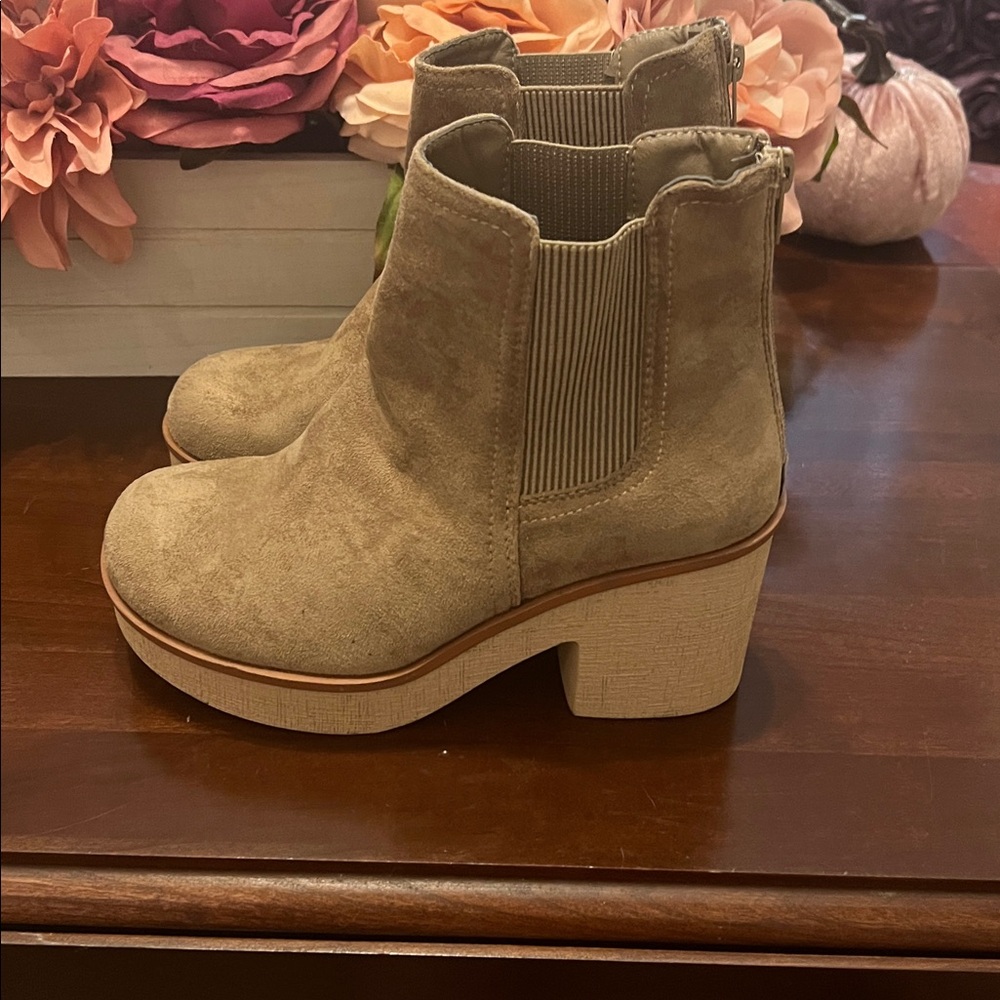 Pierre Dumas Tan Suede Ankle Boots NWOB - Picture 4 of 7